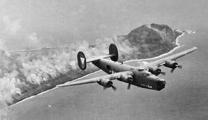 1945년 3월 이오섬 상공을 비행하는 B-24 해방자