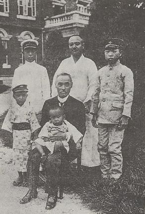 앞줄 왼쪽-손자 이병주, 가운데-이완용 본인, 안긴 아이는 손자 이병철, 뒷줄 왼쪽-손자 이병길, 뒷줄 가운데-차남 이항구, 뒷줄 오른쪽-손자 이병희