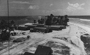 클리퍼턴 북쪽에 있는 미국 해군 기상 관측소. 무전탑 꼭대기에서 북서쪽을 바라본 모습