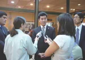 2010년 칠레 지진 현장 조사 후 인터뷰를 받는 이즈미