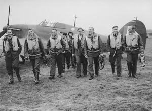 303 비행대 조종사. 좌에서 우로: F/O 페리치, F/Lt Lt 켄트, F/O 그제슈차크, P/O 라돔스키, P/O 줌바흐, P/O 워쿠체프스키, F/O 헤네베르크, Sgt 로고프스키, Sgt 샤포시니코프 (1940년).