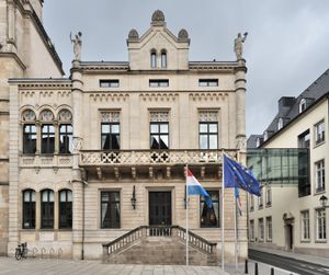 룩셈부르크 시에 위치한 룩셈부르크 의회 의사당. 룩셈부르크의 국가 입법 기관인 대의원회의 회의 장소