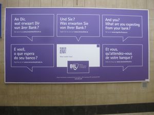 룩셈부르크 은행의 광고 (왼쪽 상단부터 시계 방향으로) 룩셈부르크어, 독일어, 영어, 프랑스어, 포르투갈어