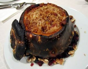 단호박을 사용한 가파마이 요리에는 건과일과 쌀이 주재료로 사용된다.