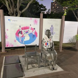 2013년 5월, 경기도 고양시 일산동구 일산문화광장에 설치된 평화의 소녀상