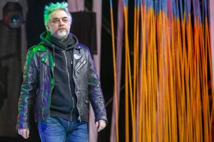 가죽 재킷과 청바지를 입은 중년 남성