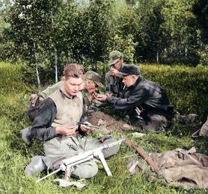 1953년 에스토니아 SSR 야르바 주 베스키아루에서 사격 훈련 후 휴식을 취하며 총기를 손질하는 에스토니아 삼림 형제