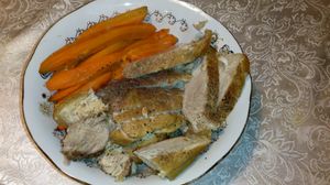 오븐에 구운 돼지고기(seapraad)와 당근 슬라이스