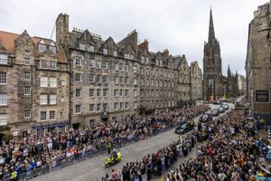 로열 마일(Royal Mile)에 모인 사람들