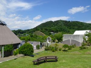 오쿠마쓰시마 조분무라 역사자료관의 전경. 사토하마 패총에서 출토된 조몬 토기와 골각기, 석기, 장신구, 조몬인의 식량인 물고기와 짐승의 뼈 등을 전시하고 있다.