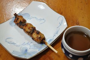 고헤이모치와 함께 제공된 호지차.