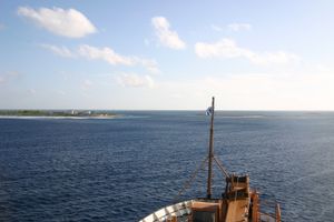 캔턴 섬 석호 입구. 마을 부지는 왼쪽에 있다.