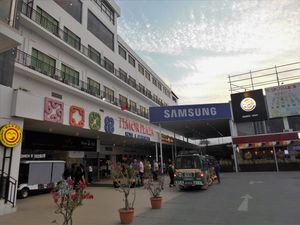 1층 상점과 그 위에 아파트/호텔 객실이 있는 흰색 건물