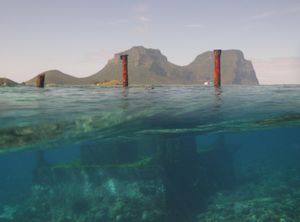 노스 베이에 좌초된 1965년의 더 페이버릿(The Favourite)호 잔해는 인기 있는 관광 명소이다.