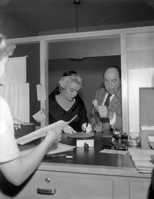 마릴린 먼로가 유명 변호사 제리 기슬러와 이혼 서류에 서명하고 있다.