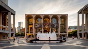 링컨 센터(Lincoln Center)는 맨해튼의 어퍼 웨스트 사이드에 위치하며, 데이비드 H. 코흐 극장(왼쪽), 메트로폴리탄 오페라 하우스(링컨 센터)(가운데), 데이비드 게펜 홀(오른쪽)과 레브슨 분수를 중심으로 구성되어 있다.