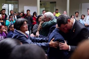 베네수엘라 난민과 포옹하는 과이도 임시대통령과 펜스 미국 부통령(2019년 2월 25일 콜롬비아 보고타)