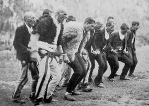 1937년 우이크 부크사니의 장례식에서 테트(샬레 족)의 남성들이 'gjâmë' – 죽은 자를 위한 알바니아식 애가 – 를 부르는 모습. 전통적으로 알바니아인이 거주했던 지역에서 이러한 행위를 형상화한 가장 초기의 표현은 고전 시대의 다르다니아 족의 장례 비석에 나타난다.