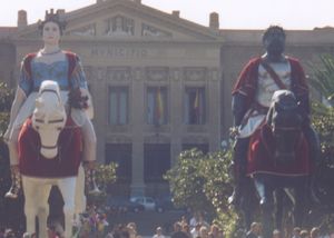 Mata와 Grifone 거인, 전설에 따르면 시칠리아 도시의 창립자로 8월 둘째 주 이탈리아 메시나 거리에서 기념됨