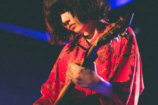 기타를 연주하는 아이묭