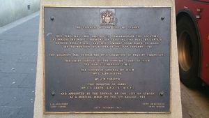 호주 건국 기념판, 서큘러 키 로프터스 거리