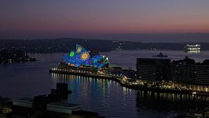 2023년 호주 날, 시드니 오페라 하우스에 전시된 "새벽의 반영" 원주민 예술 작품