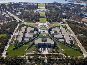 토지 축은 의사당(전경)과 구 의사당(배경)을 일직선으로 연결한다