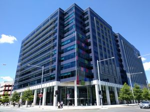 시빅에는 교육, 기술 및 고용부와 같은 다양한 행정 부서들이 있다.