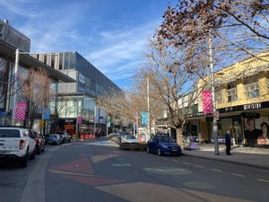 캔버라 상업 지구의 분다 스트리트; 관광, 소매 및 서비스업도 주요 고용 분야이다.