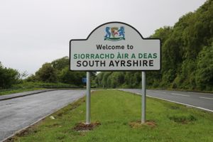 서던 에어셔 경계 표지판(영어와 스코틀랜드 게일어 표기)