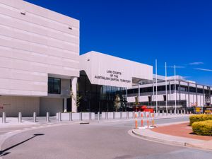 시빅에 있는 법원에는 연방 대법원과 치안 판사 법원이 있다.