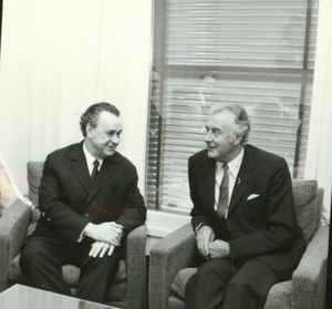 고프 휘틀럼(우)은 여러 개혁을 시행했지만 총독에게 파면당하면서 총리직에서 물러났다.