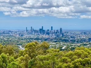 테일러 산맥의 쿠트-타 전망대에서 바라본 브리즈번 중심업무지구와 그 주변 대도시 지역