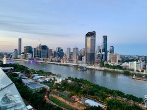 브리즈번 강에 접한 브리즈번 중심업무지구와 사우스 뱅크