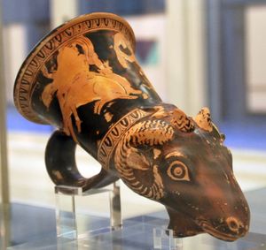 고대 그리스 시기 제작된 양의 머리를 묘사한 각배. 기원전 340년 무렵