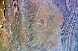 고세스 블러프 분화구(Gosses Bluff crater), 호주 내륙 전역에서 발견되는 많은 운석 충돌구 중 하나이다.