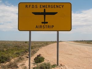 아이어 고속도로(Eyre Highway)에 있는 RFDS 비상 활주로 표지판