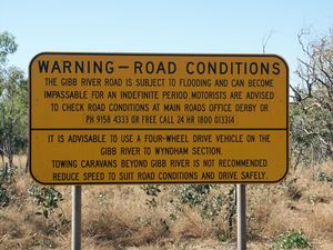 앞으로 위험한 상황이 있을 수 있다는 경고 표지판