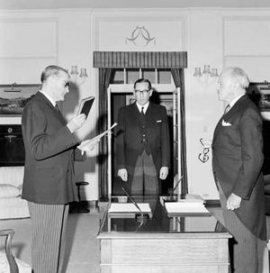 1967년 12월 19일 총리로 취임하는 존 맥이웬(John McEwen)