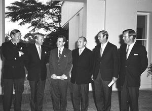 1971년 2월 5일 새로운 국민당 장관들의 제2차 고튼 내각(Second Gorton Ministry) 취임 선서식에서 총리 존 고튼(John Gorton)과 새로운 부총리 더그 앤서니(Doug Anthony)