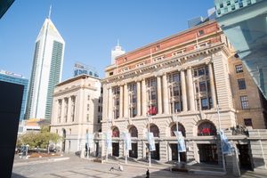 주요 보행자 통행로인 포레스트 플레이스