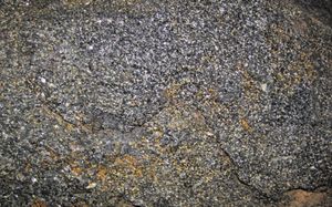 현무암이 변성 작용을 받아 형성된 각섬암으로, 조립질을 나타냄