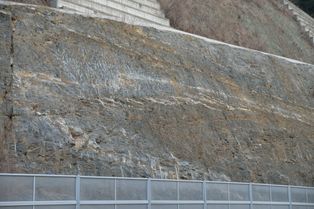 [[평창군]] [[방림면]] 방림리, [[국도 제31호선]] 뱃재터널 북측 절개사면의 정선 석회암층과 횡와습곡