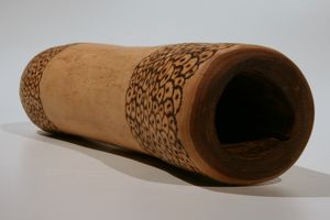 에뮤의 호기심을 불러일으키는 데 사용된 원주민 에뮤 유인 도구