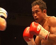 태국의 영웅적인 무에타이 선수이자 프로 복서, 위라폰 나콘루암프로모션(ウィラポン・ナコンルアンプロモーション)(1968-) 탄생.