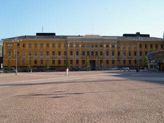 칼 루드비히 엥겔이 설계한 헬싱키의 카사르미토리 광장 옆에 있는 친위 연대 병영은 핀란드 친위대를 수용했다.