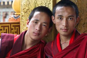 부탄에서 함께 앉아있는 두 친구