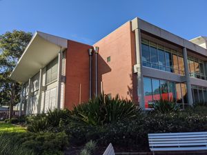 밀퍼라에 위치한 이전 뱅크스타운 캠퍼스 도서관