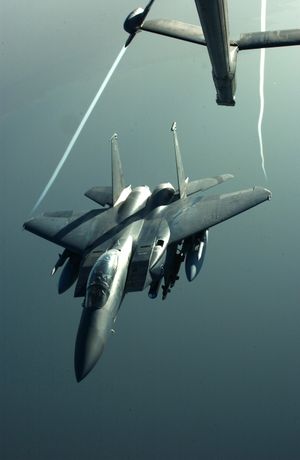 이라크 자유 작전 중 KC-10 급유기로부터 분리되는 F-15E. 날개 끝에서 발생하는 와류가 보인다.