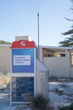 무선으로 연결되는 로트네스트 섬의 공중전화 박스